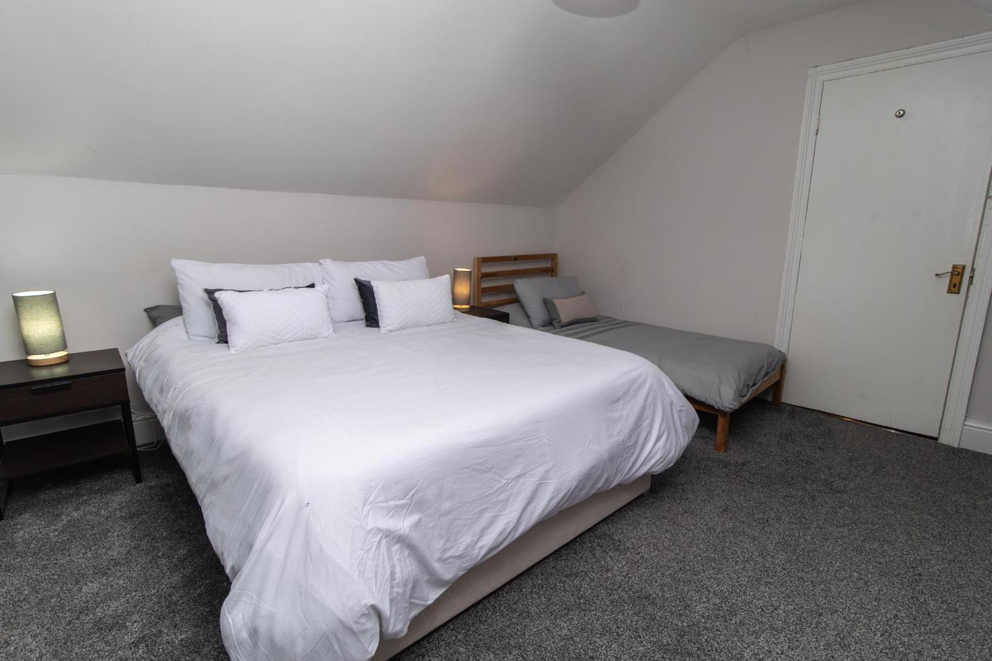 Dwellcome Home Ltd 4 King Bedroom Townhouse, Free Parking, Fast Wifi, Fully Equipped Kitchen, 15 Min Drive To Nissan, 20 Min To Newcastle Sunderland, Ideal For Long Term Contractor Etc Stays, Regular Housekeeping Option - See Our Site For Assurance เซาท์ชีลด์ส ภายนอก รูปภาพ