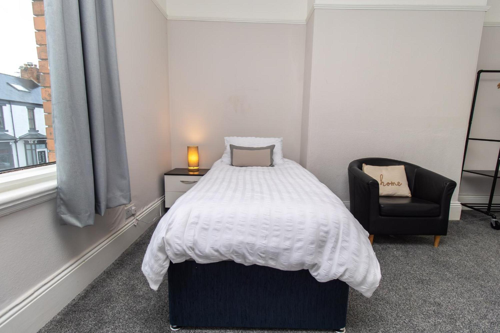 Dwellcome Home Ltd 4 King Bedroom Townhouse, Free Parking, Fast Wifi, Fully Equipped Kitchen, 15 Min Drive To Nissan, 20 Min To Newcastle Sunderland, Ideal For Long Term Contractor Etc Stays, Regular Housekeeping Option - See Our Site For Assurance เซาท์ชีลด์ส ภายนอก รูปภาพ