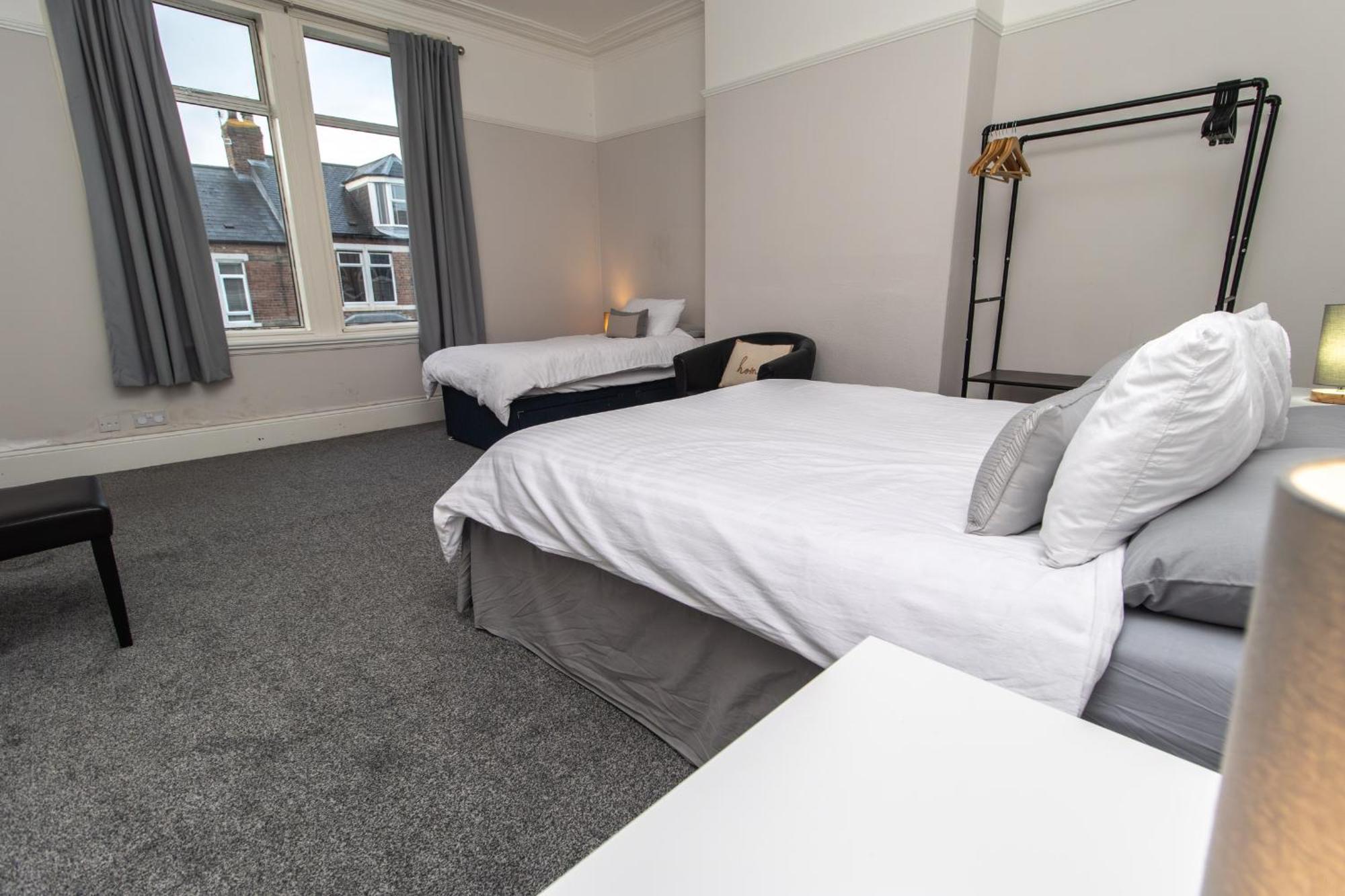 Dwellcome Home Ltd 4 King Bedroom Townhouse, Free Parking, Fast Wifi, Fully Equipped Kitchen, 15 Min Drive To Nissan, 20 Min To Newcastle Sunderland, Ideal For Long Term Contractor Etc Stays, Regular Housekeeping Option - See Our Site For Assurance เซาท์ชีลด์ส ภายนอก รูปภาพ