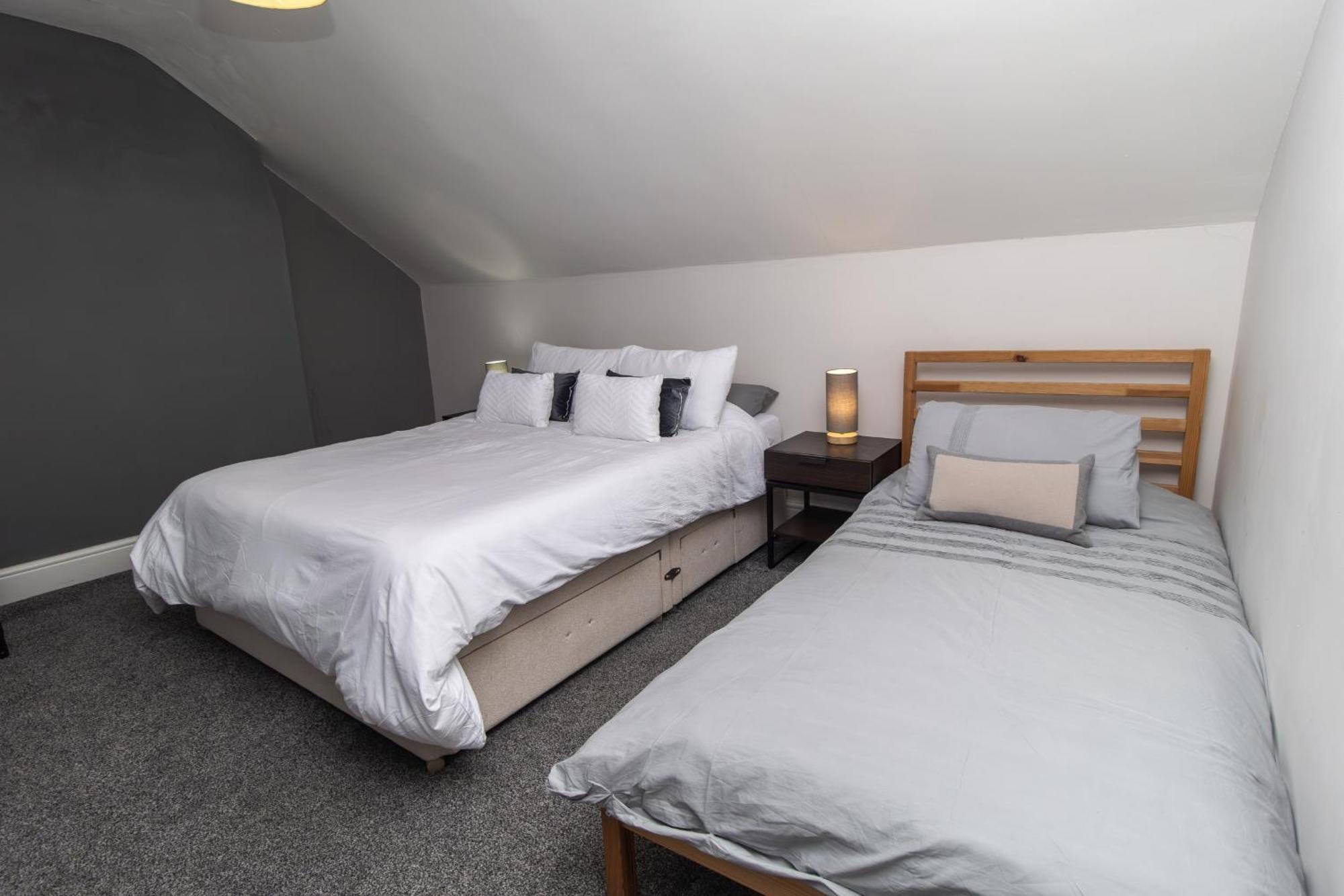 Dwellcome Home Ltd 4 King Bedroom Townhouse, Free Parking, Fast Wifi, Fully Equipped Kitchen, 15 Min Drive To Nissan, 20 Min To Newcastle Sunderland, Ideal For Long Term Contractor Etc Stays, Regular Housekeeping Option - See Our Site For Assurance เซาท์ชีลด์ส ภายนอก รูปภาพ