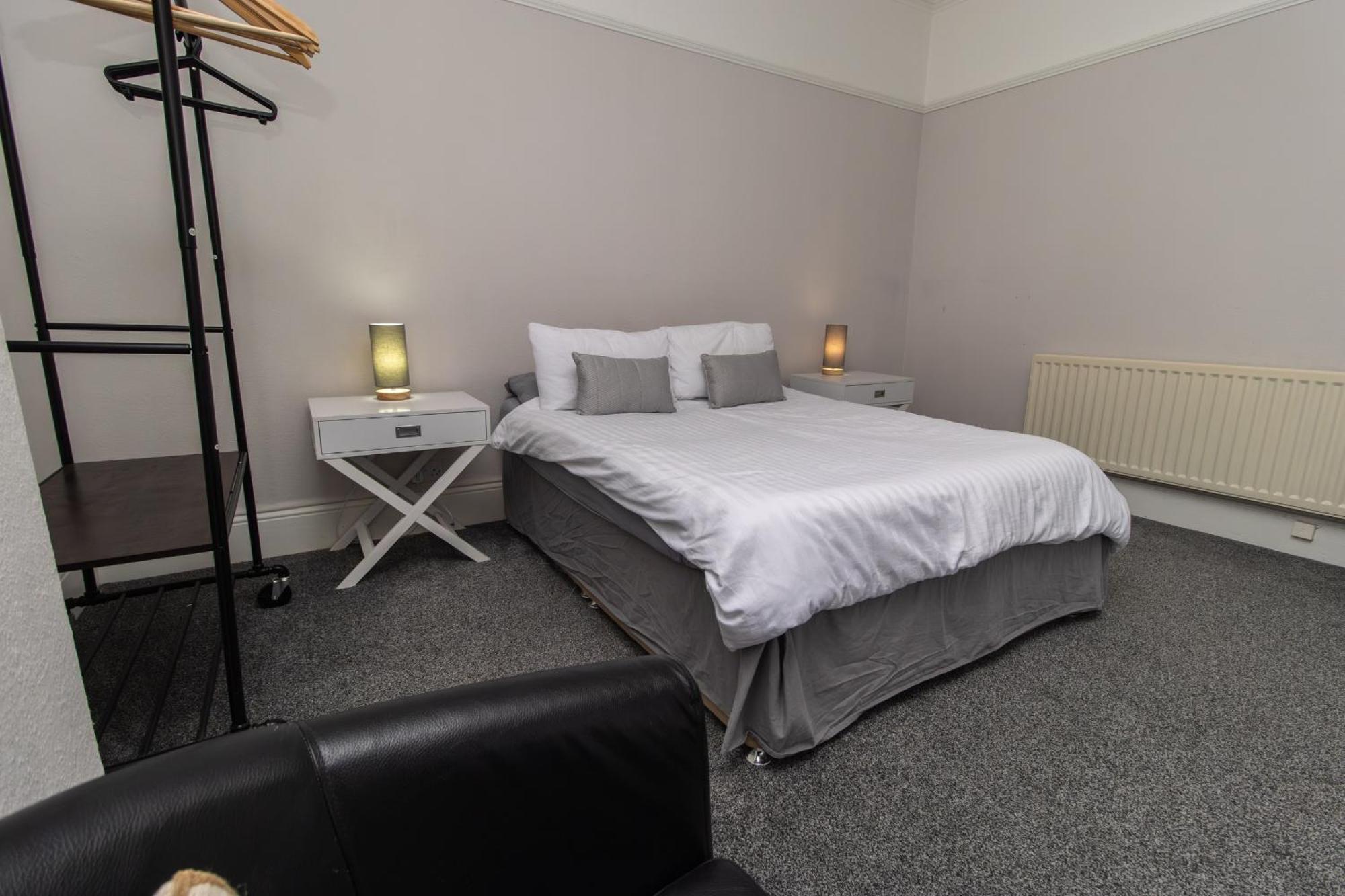 Dwellcome Home Ltd 4 King Bedroom Townhouse, Free Parking, Fast Wifi, Fully Equipped Kitchen, 15 Min Drive To Nissan, 20 Min To Newcastle Sunderland, Ideal For Long Term Contractor Etc Stays, Regular Housekeeping Option - See Our Site For Assurance เซาท์ชีลด์ส ภายนอก รูปภาพ