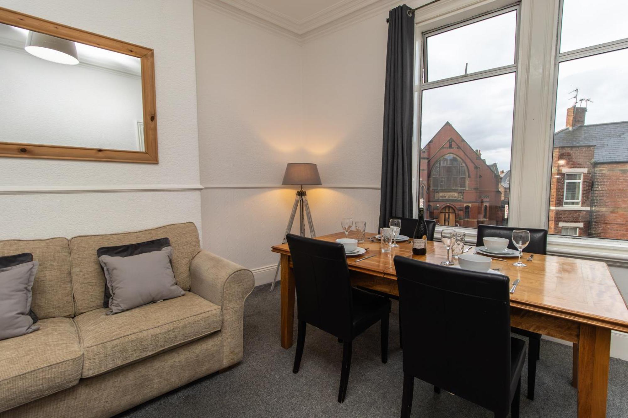 Dwellcome Home Ltd 4 King Bedroom Townhouse, Free Parking, Fast Wifi, Fully Equipped Kitchen, 15 Min Drive To Nissan, 20 Min To Newcastle Sunderland, Ideal For Long Term Contractor Etc Stays, Regular Housekeeping Option - See Our Site For Assurance เซาท์ชีลด์ส ภายนอก รูปภาพ