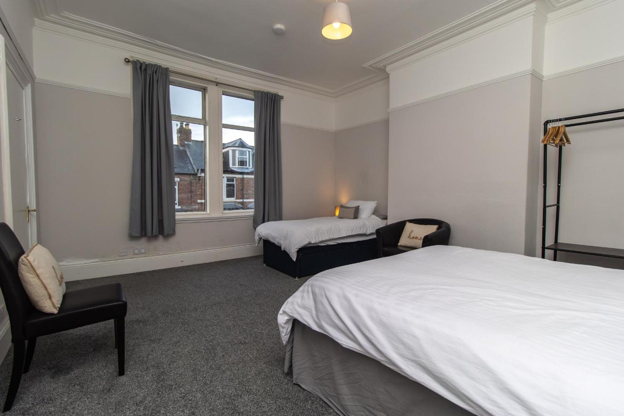 Dwellcome Home Ltd 4 King Bedroom Townhouse, Free Parking, Fast Wifi, Fully Equipped Kitchen, 15 Min Drive To Nissan, 20 Min To Newcastle Sunderland, Ideal For Long Term Contractor Etc Stays, Regular Housekeeping Option - See Our Site For Assurance เซาท์ชีลด์ส ภายนอก รูปภาพ