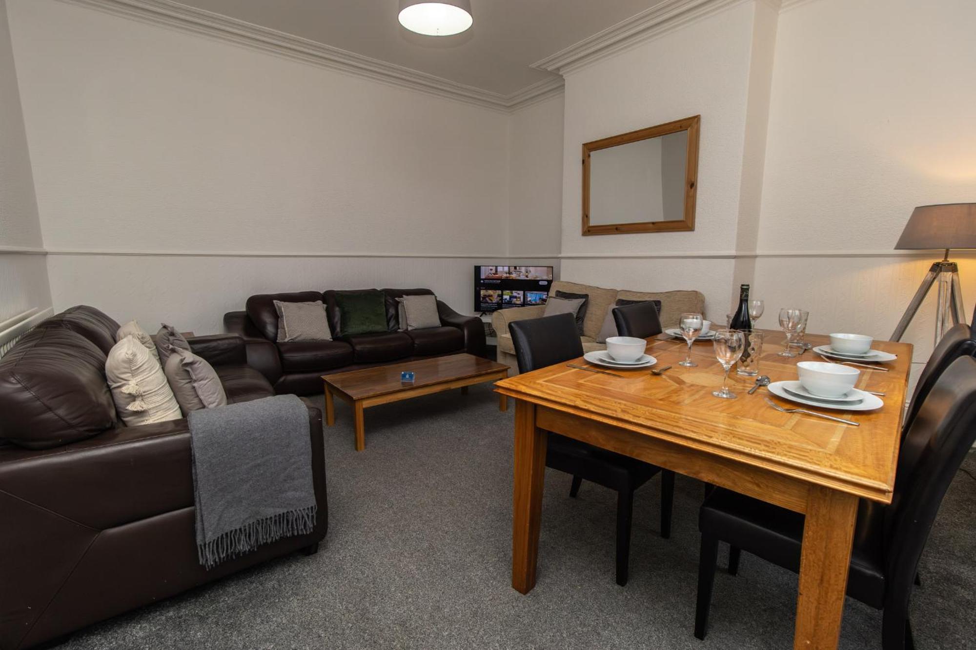 Dwellcome Home Ltd 4 King Bedroom Townhouse, Free Parking, Fast Wifi, Fully Equipped Kitchen, 15 Min Drive To Nissan, 20 Min To Newcastle Sunderland, Ideal For Long Term Contractor Etc Stays, Regular Housekeeping Option - See Our Site For Assurance เซาท์ชีลด์ส ภายนอก รูปภาพ