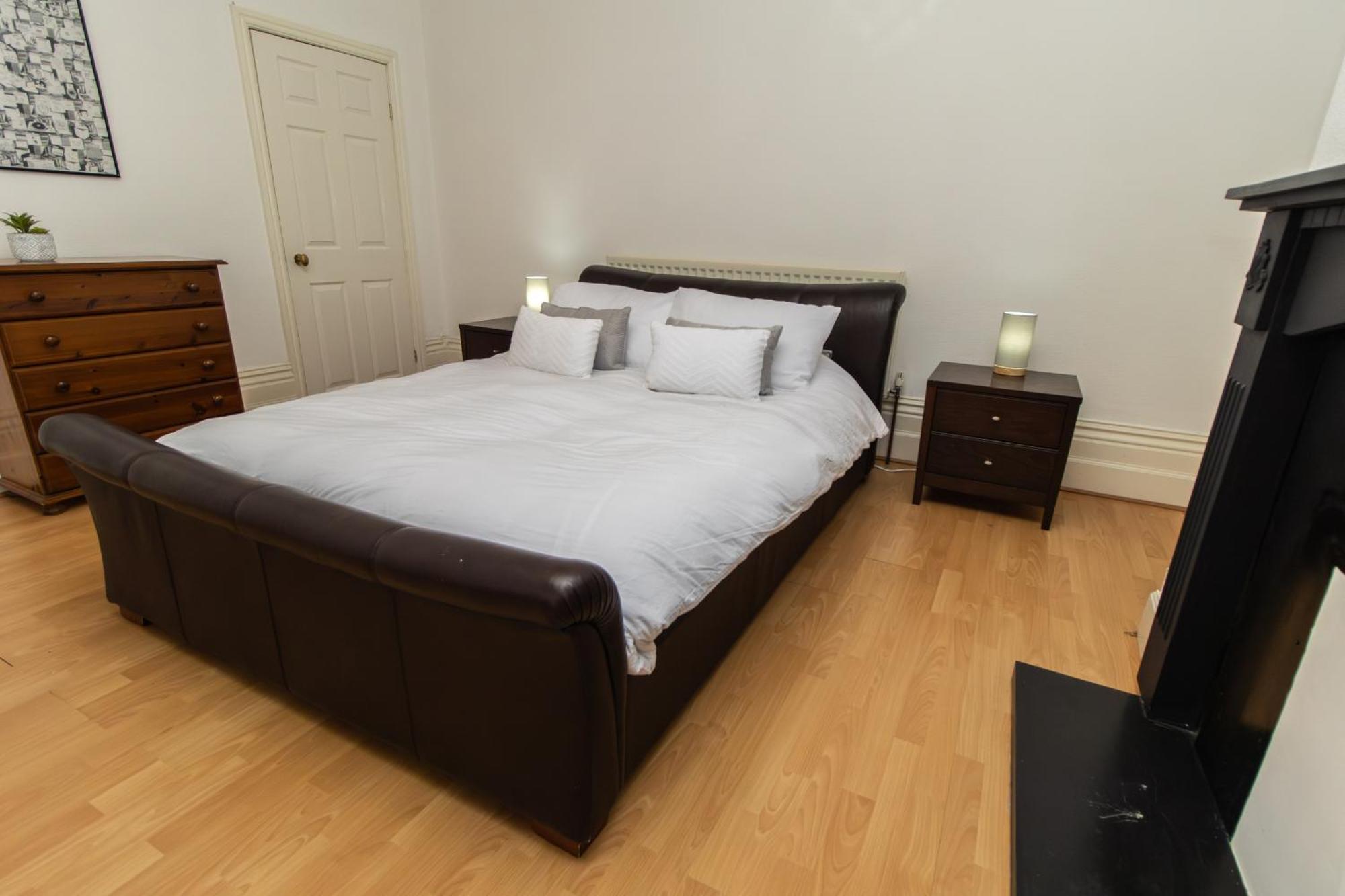 Dwellcome Home Ltd 4 King Bedroom Townhouse, Free Parking, Fast Wifi, Fully Equipped Kitchen, 15 Min Drive To Nissan, 20 Min To Newcastle Sunderland, Ideal For Long Term Contractor Etc Stays, Regular Housekeeping Option - See Our Site For Assurance เซาท์ชีลด์ส ภายนอก รูปภาพ