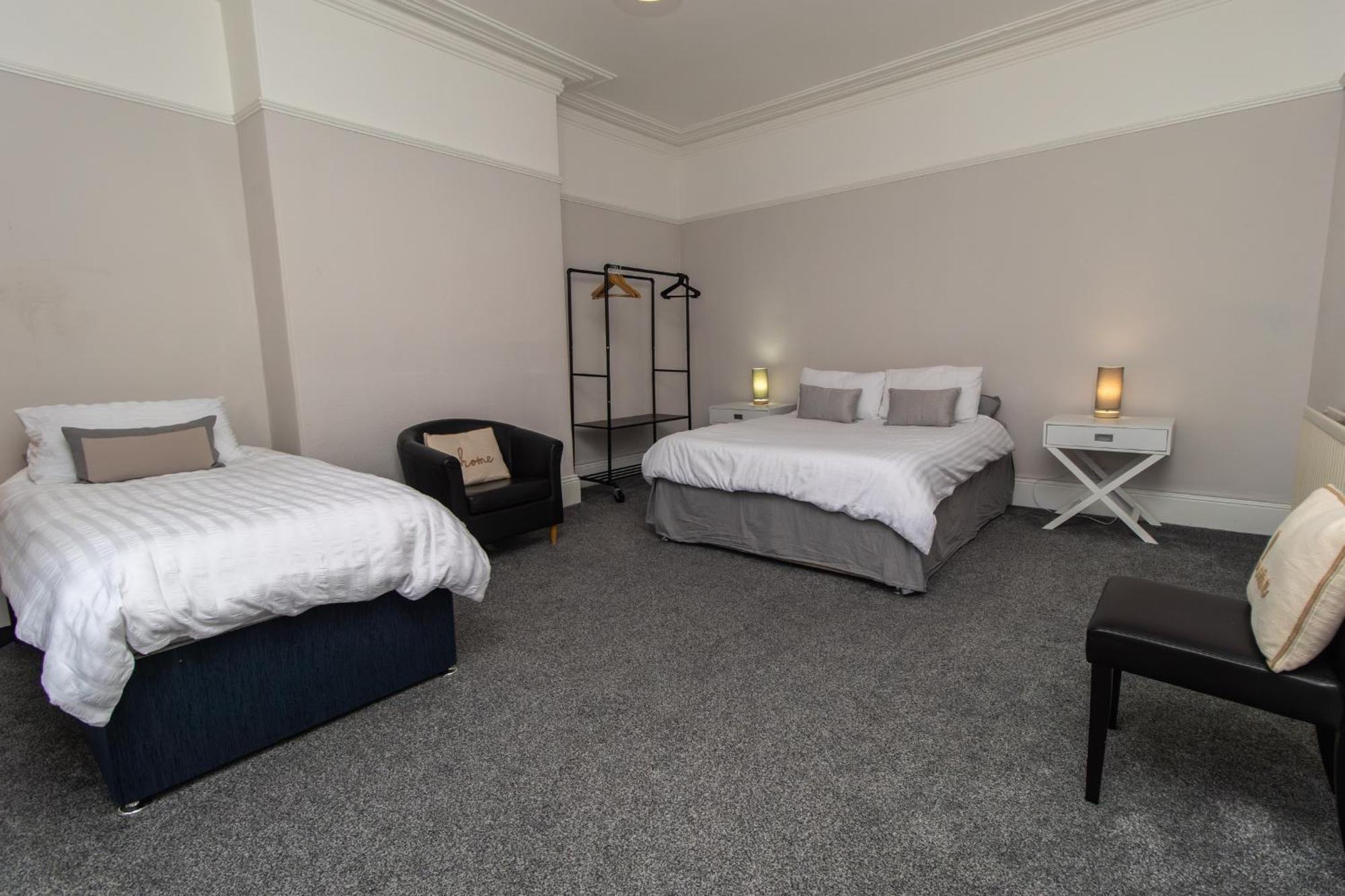 Dwellcome Home Ltd 4 King Bedroom Townhouse, Free Parking, Fast Wifi, Fully Equipped Kitchen, 15 Min Drive To Nissan, 20 Min To Newcastle Sunderland, Ideal For Long Term Contractor Etc Stays, Regular Housekeeping Option - See Our Site For Assurance เซาท์ชีลด์ส ภายนอก รูปภาพ